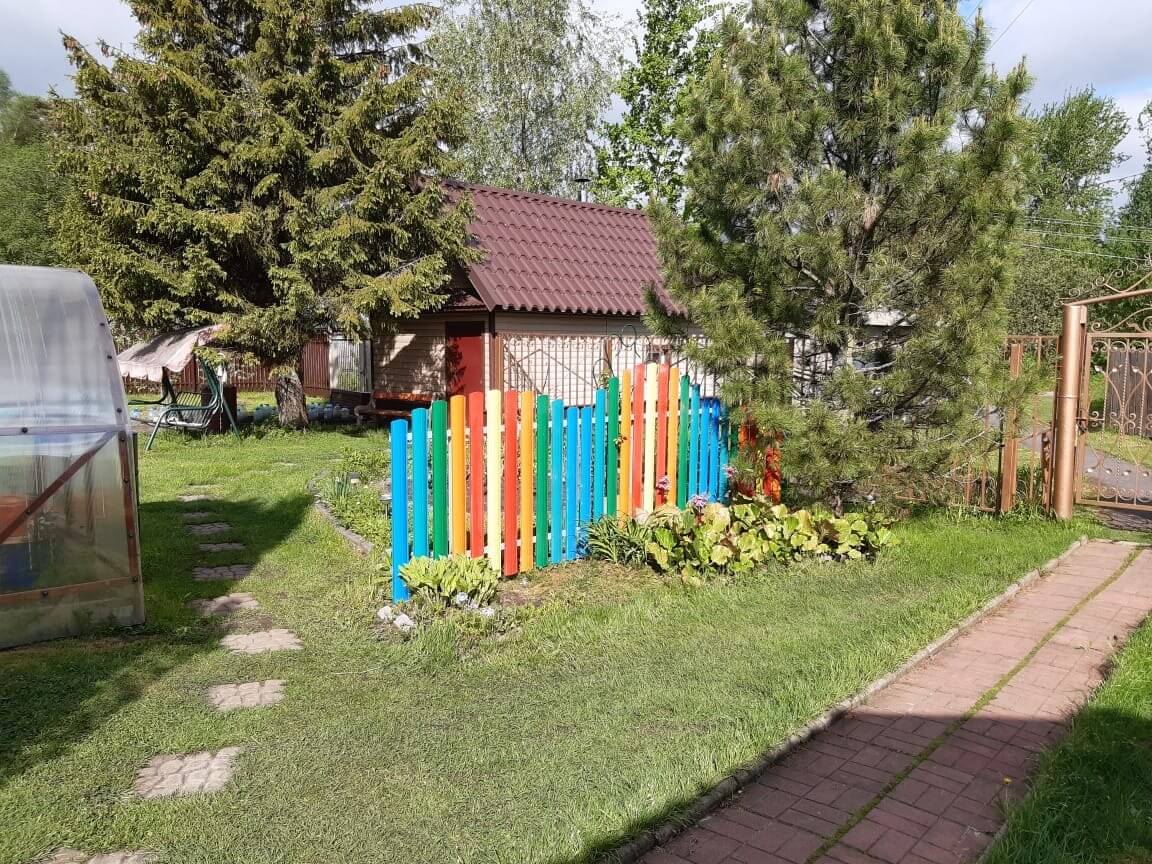 забор из разноцветного штакетника односторонний фото2 в Майкопе
