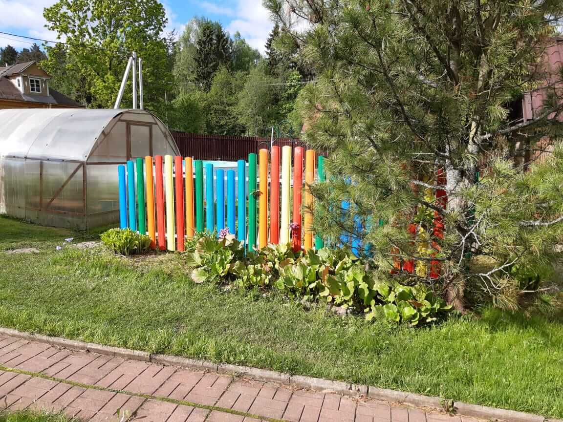 забор из разноцветного штакетника односторонний фото1 в Майкопе