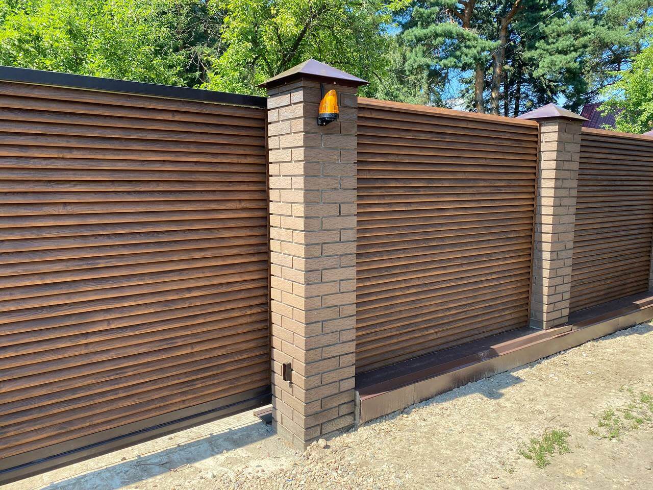 Забор-жалюзи с ламелями Реснички Printech Каштан фото1 в Майкопе