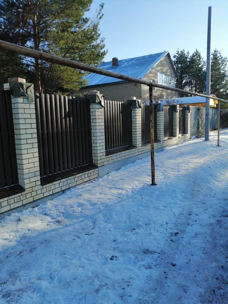 Забор из штакетника RAL8017 Шоколад в Майкопе