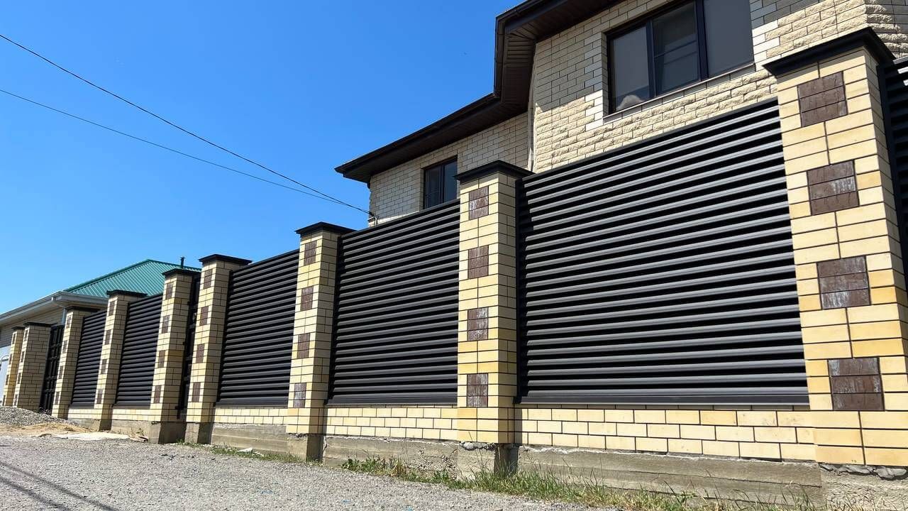 Забор-жалюзи 45м RAL8019 Темный Шоколад матовый в Майкопе