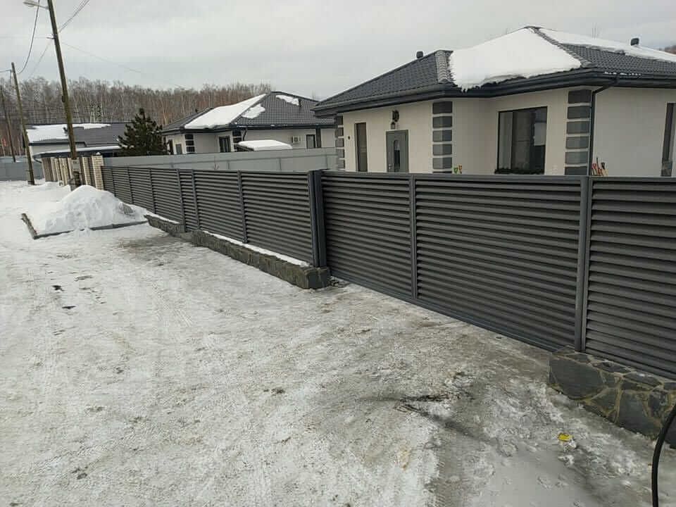 Забор-жалюзи с входной группой 26м RAL7024 Серый Графит МАТТЕ фото 1 в Майкопе