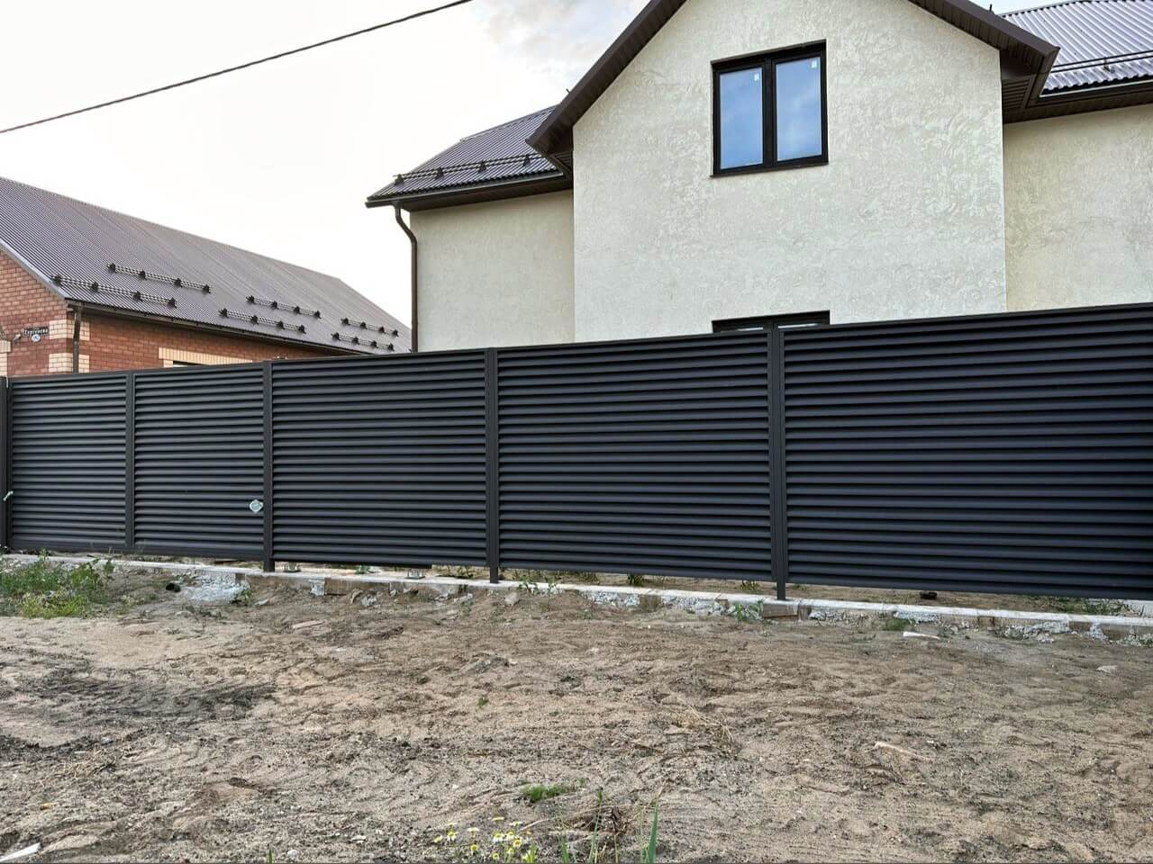 Забор с ламелями еврожалюзи 18м RAL8019/8019 Темный Шоколад МАТТЕ двусторонний фото 1 в Майкопе