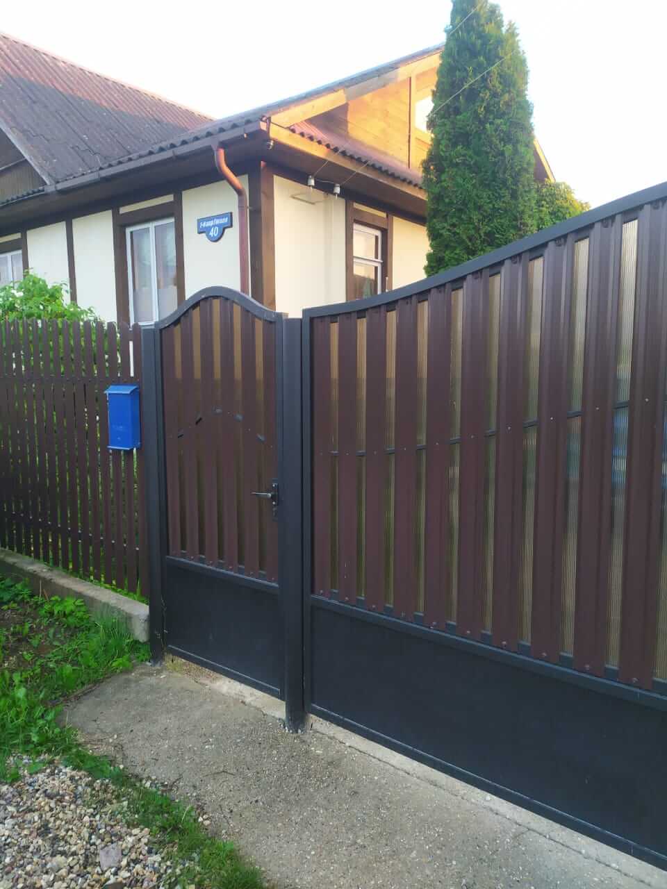 Забор из штакетника ЭКО-М 16м RAL8017 полиэфирная эмаль фото 1 в Майкопе