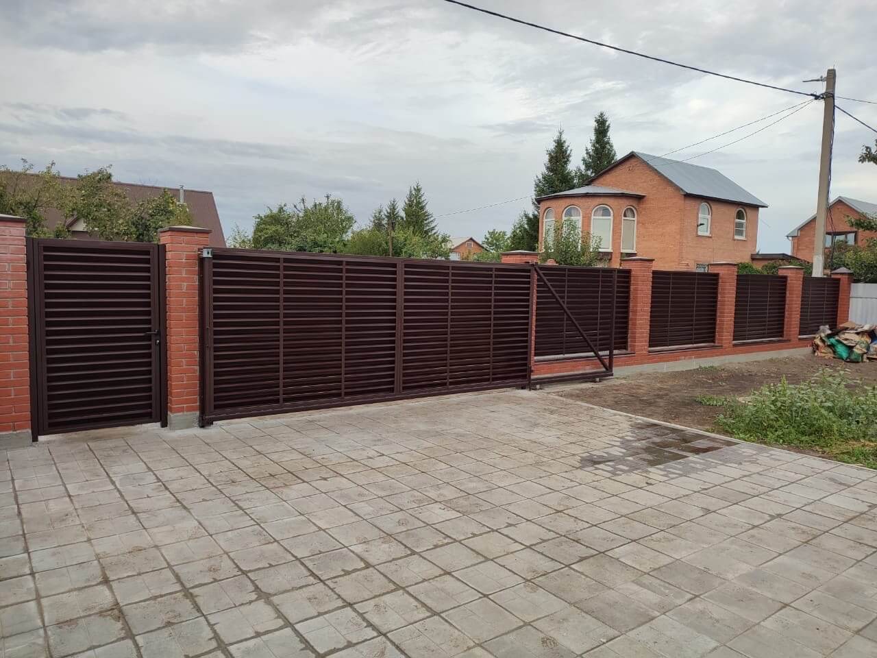 Забор из ламелей Еврожалюзи 28м RAL8017/8017 Шоколад двусторонний фото 3 в Майкопе