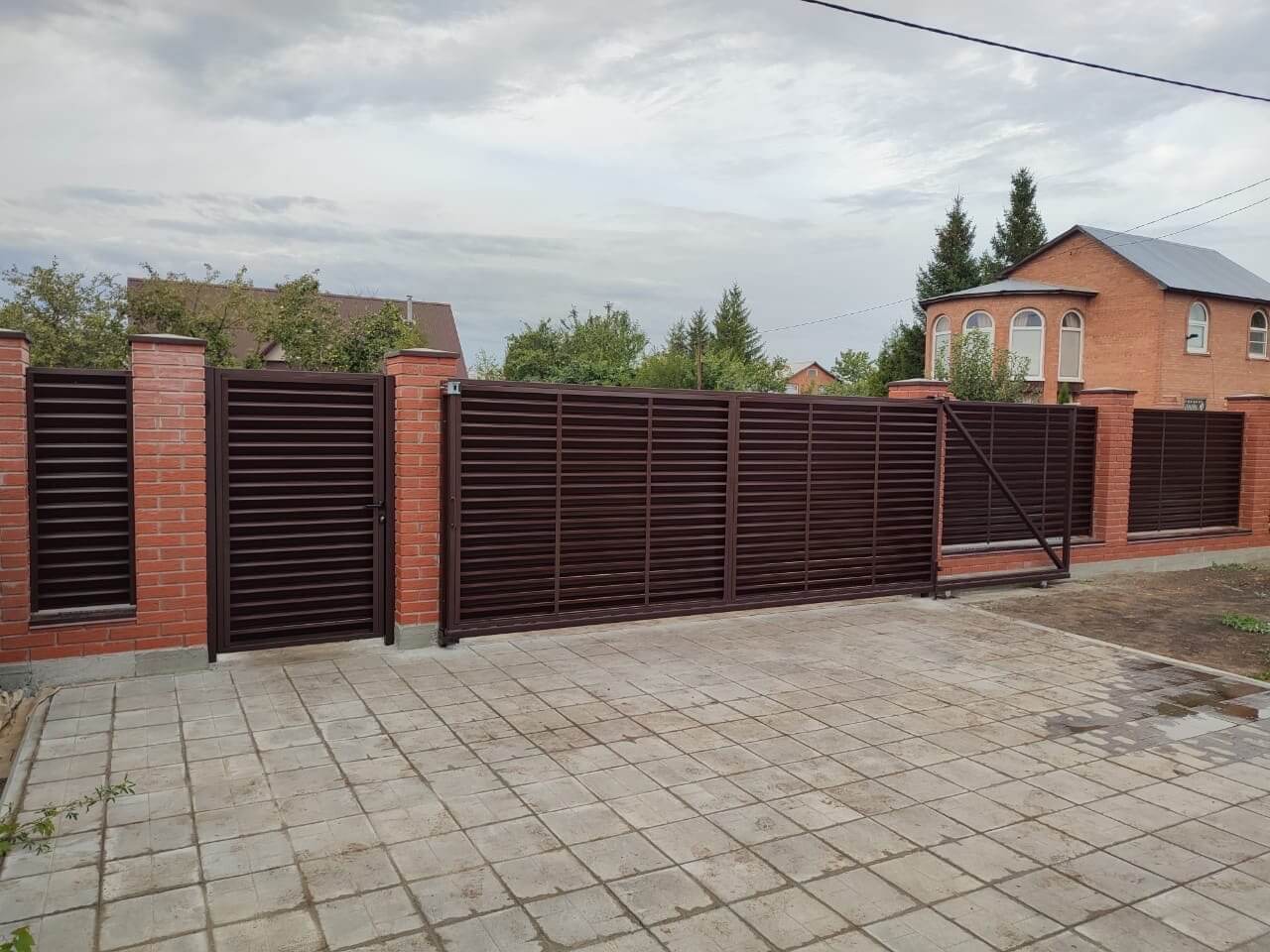 Забор из ламелей Еврожалюзи 28м RAL8017/8017 Шоколад двусторонний в Майкопе