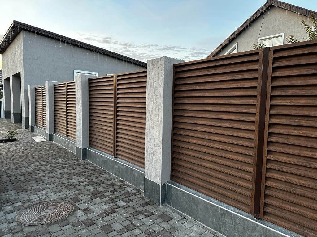 Забор-жалюзи из ламелей Еврожалюзи 23м Каштан Printech фото 2 в Майкопе