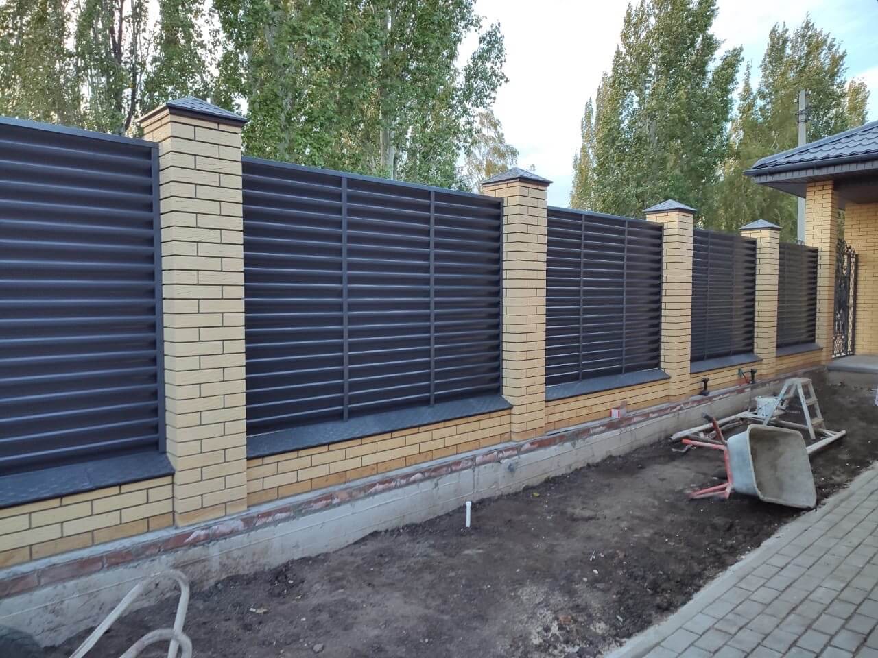 Забор-жалюзи с ламелями Еврожалюзи 16м RAL7024/7024 Серый Графит двусторонний фото 3 в Майкопе