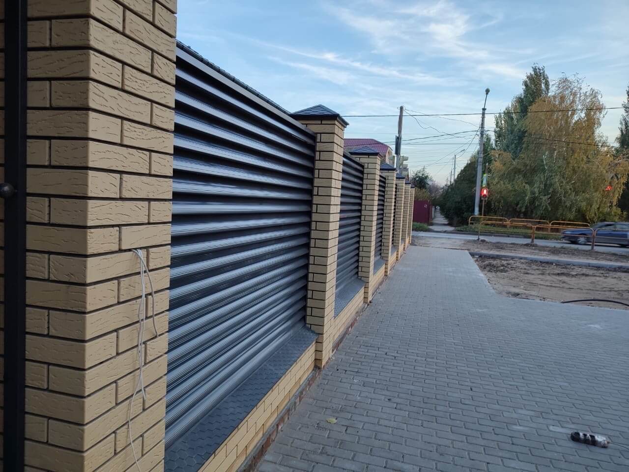 Забор-жалюзи с ламелями Еврожалюзи 16м RAL7024/7024 Серый Графит двусторонний фото 2 в Майкопе