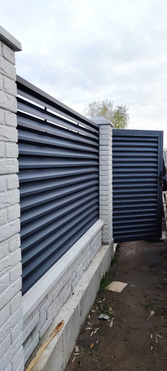 Забор-жалюзи из ламелей ЭКО-Z 32м RAL7024 Серый Графит МАТТЕ фото 4 в Майкопе
