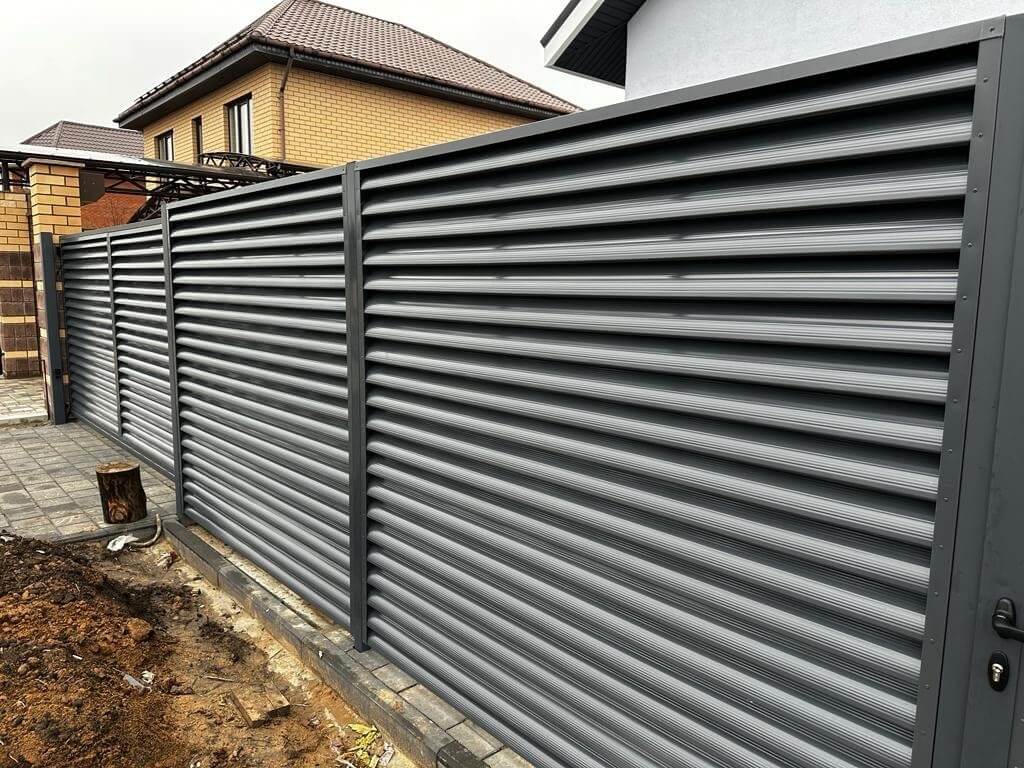 Забор-жалюзи из ламелей Еврожалюзи 28м RAL7024/7024 Серый Графит двусторонний фото 2 в Майкопе