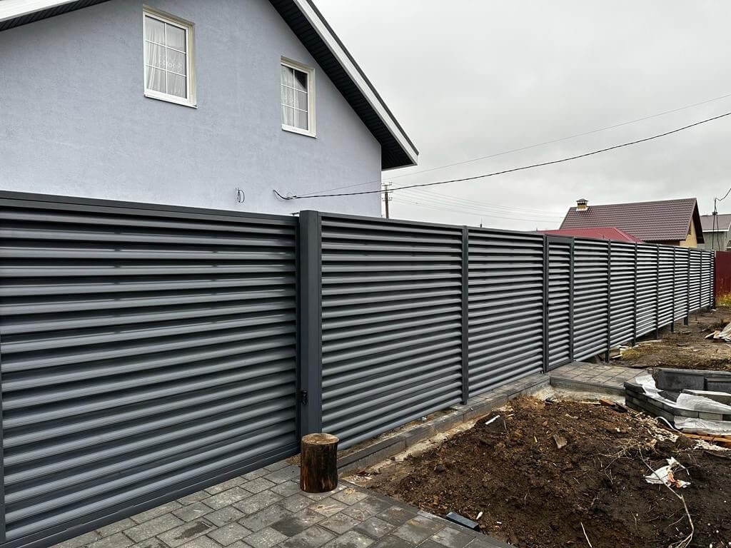 Забор-жалюзи из ламелей Еврожалюзи 28м RAL7024/7024 Серый Графит двусторонний в Майкопе