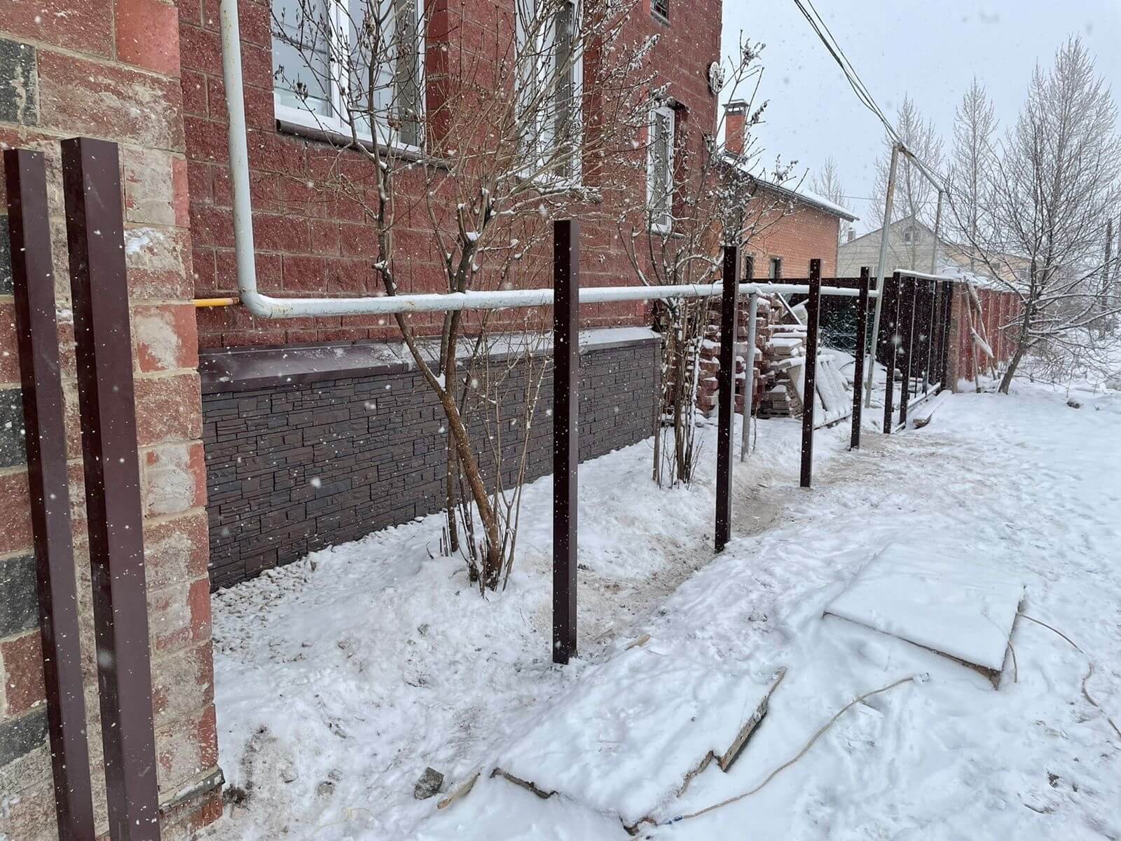 Забор из ламелей еврожалюзи 38м RAL8017/8017 Шоколад двусторонний фото 2 в Майкопе