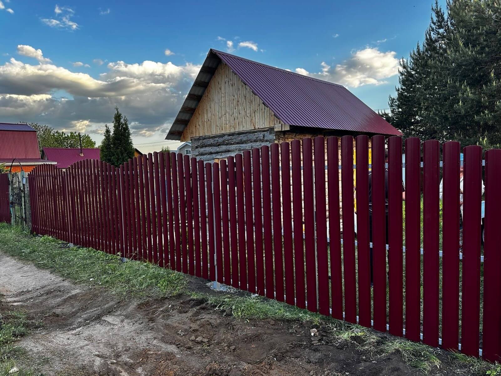 Забор из евроштакетника 28м RAL3005 Красное Вино фото 2 в Майкопе