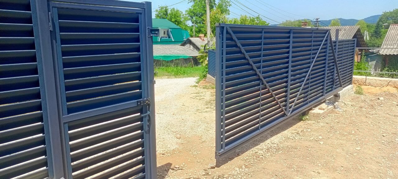 Забор-жалюзи из ламелей Еврожалюзи 53м RAL7024 Серый Графит МАТТЕ фото 16 в Майкопе