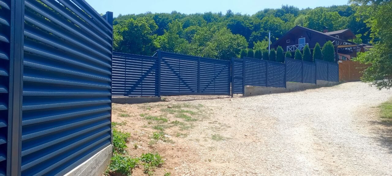 Забор-жалюзи из ламелей Еврожалюзи 53м RAL7024 Серый Графит МАТТЕ фото 8 в Майкопе