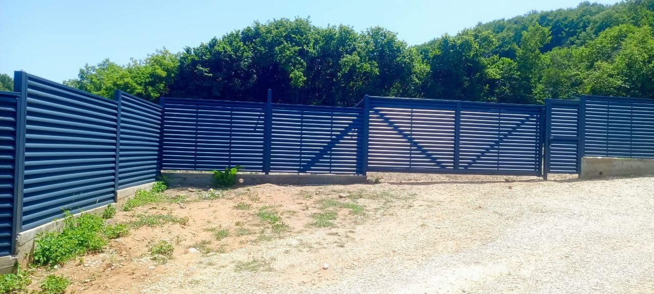 Забор-жалюзи из ламелей Еврожалюзи 53м RAL7024 Серый Графит МАТТЕ фото 7 в Майкопе