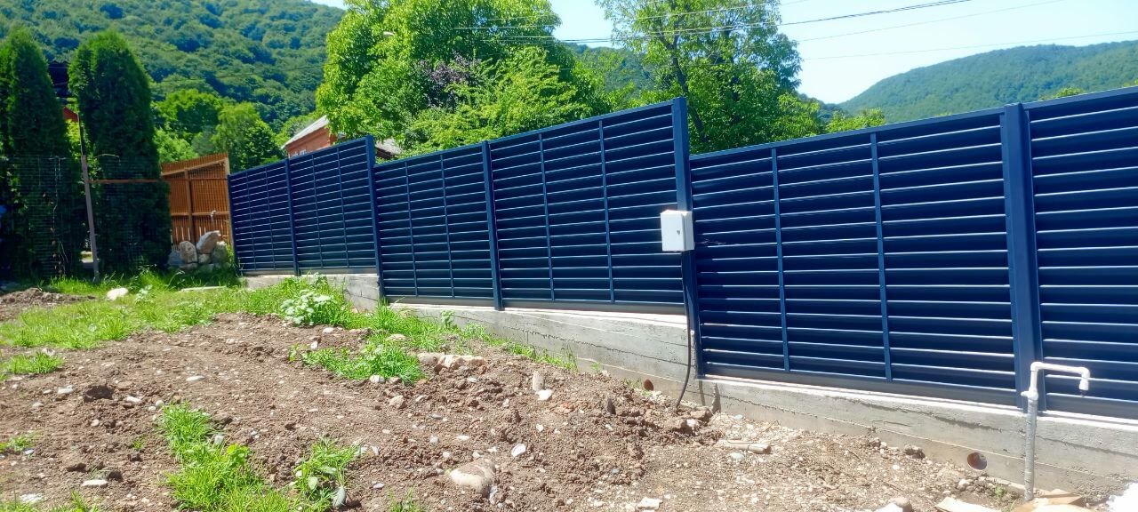 Забор-жалюзи из ламелей Еврожалюзи 53м RAL7024 Серый Графит МАТТЕ фото 3 в Майкопе