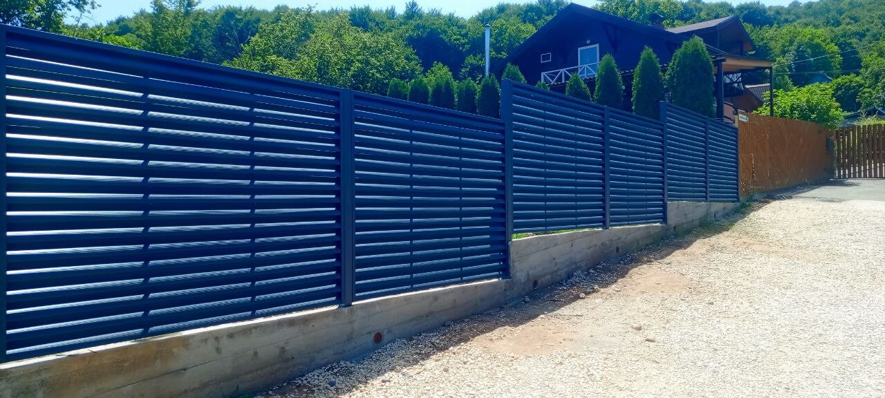Забор-жалюзи из ламелей Еврожалюзи 53м RAL7024 Серый Графит МАТТЕ фото 12 в Майкопе