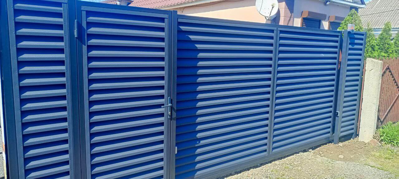 Забор-жалюзи из ламелей Еврожалюзи 53м RAL7024 Серый Графит МАТТЕ фото 10 в Майкопе
