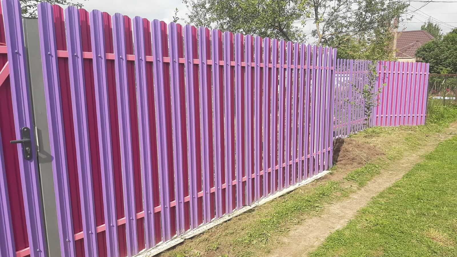 Двухцветный забор из евроштакетника 44м RAL4005 Сиреневый, RAL4006 Пурпурный фото 4 в Майкопе