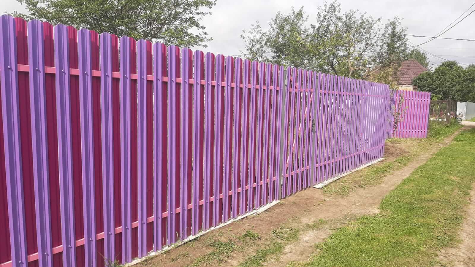 Двухцветный забор из евроштакетника 44м RAL4005 Сиреневый, RAL4006 Пурпурный фото 3 в Майкопе