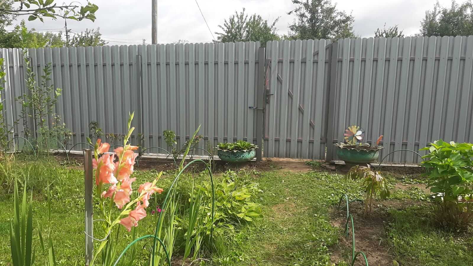 Двухцветный забор из евроштакетника 44м RAL4005 Сиреневый, RAL4006 Пурпурный фото 1 в Майкопе