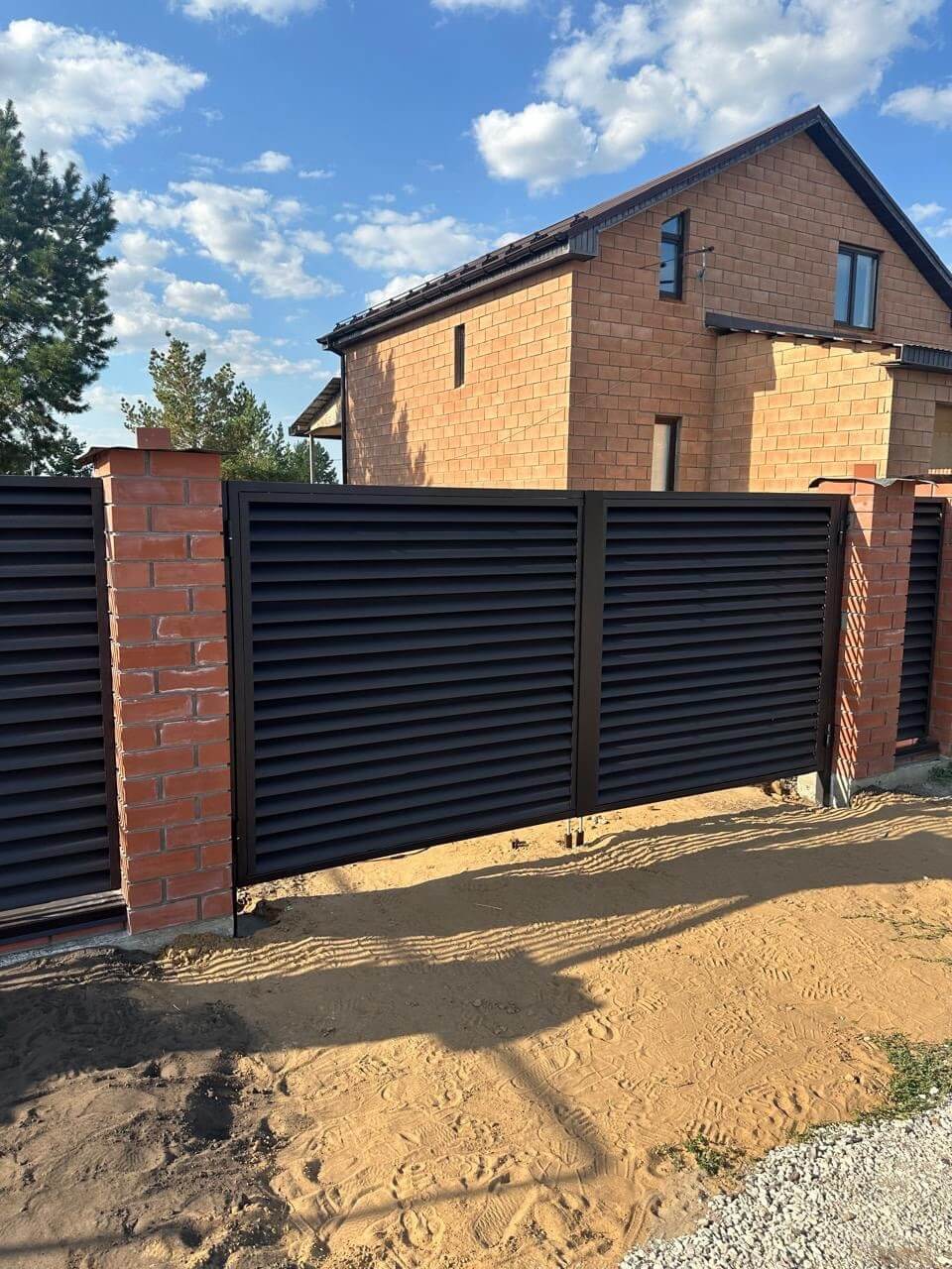 Забор-жалюзи из ламелей Еврожалюзи 38м RAL8019 Темный Шоколад МАТТЕ фото 4 в Майкопе