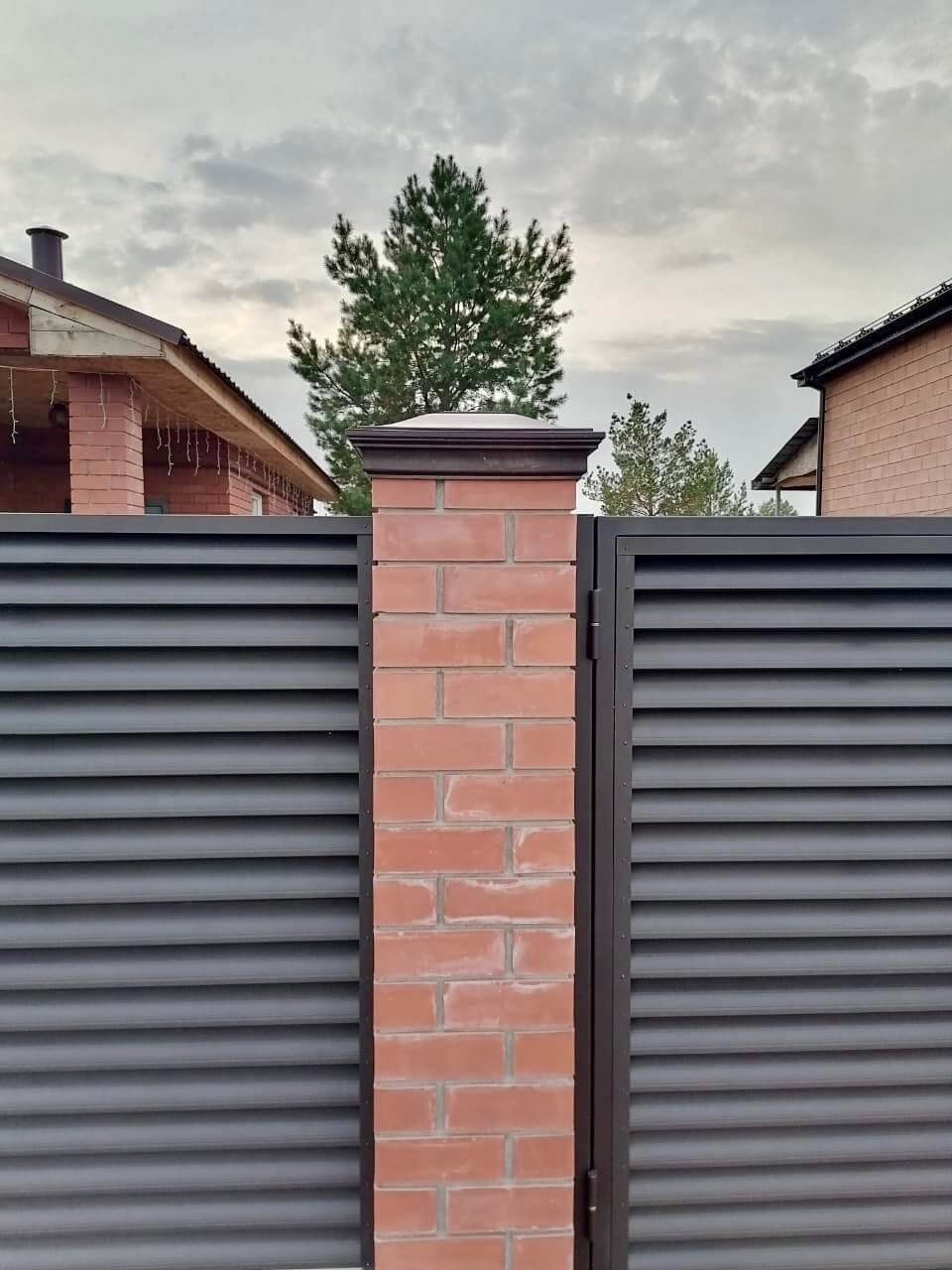 Забор-жалюзи из ламелей Еврожалюзи 38м RAL8019 Темный Шоколад МАТТЕ фото 2 в Майкопе