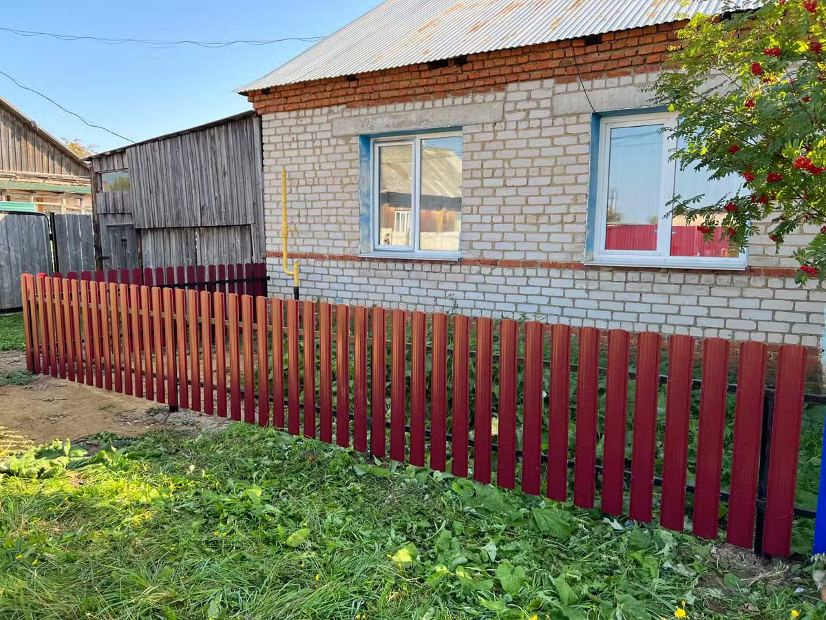 Забор из евроштакетника 9м RAL3005/3005 Красное Вино двусторонний в Майкопе