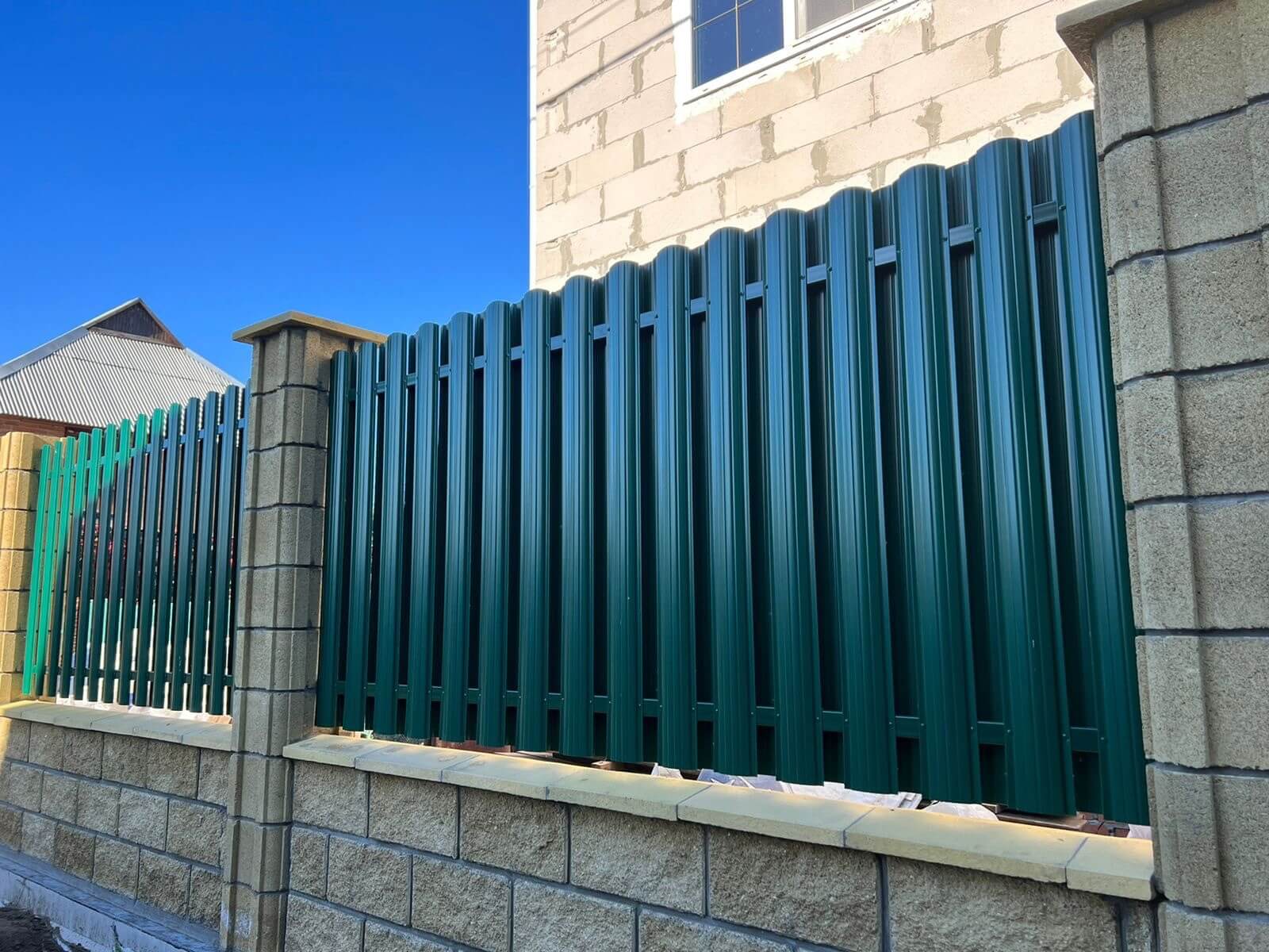 Забор из евроштакетника 22м RAL6005/6005 Зеленый Мох двусторонний фото 7 в Майкопе