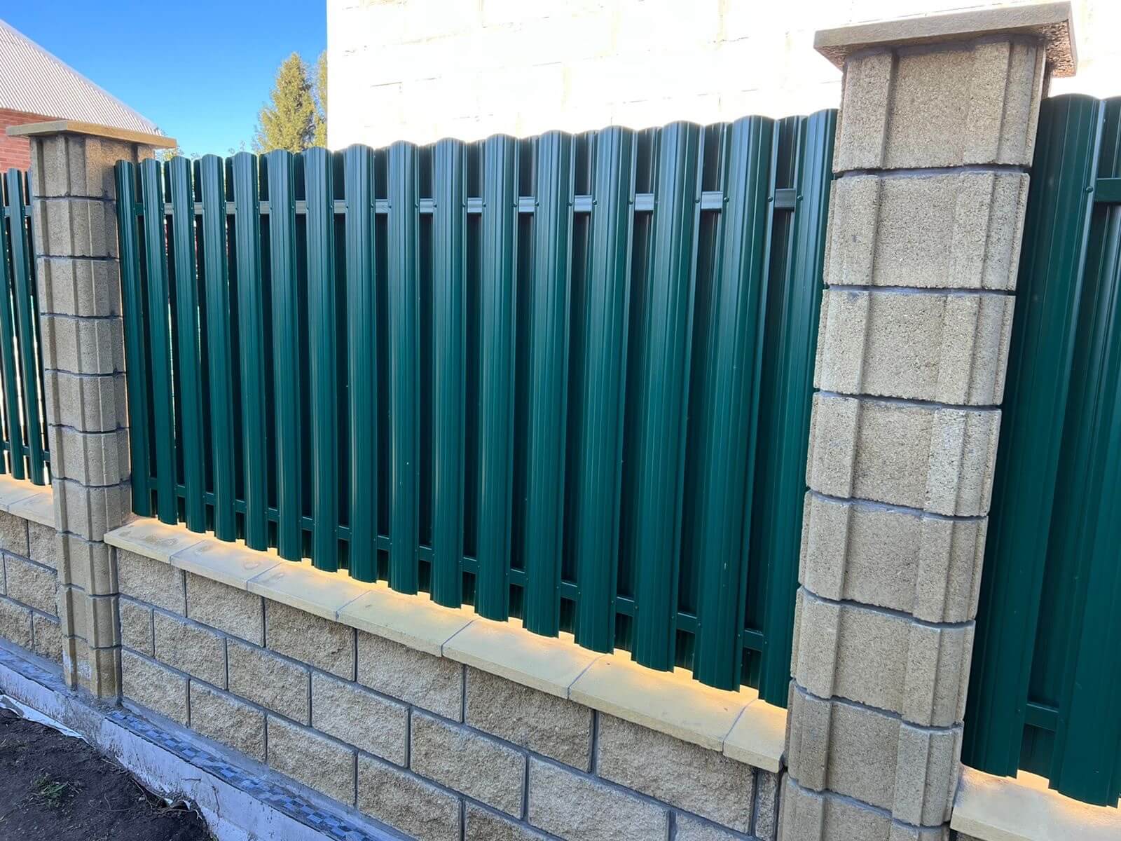 Забор из евроштакетника 22м RAL6005/6005 Зеленый Мох двусторонний фото 6 в Майкопе