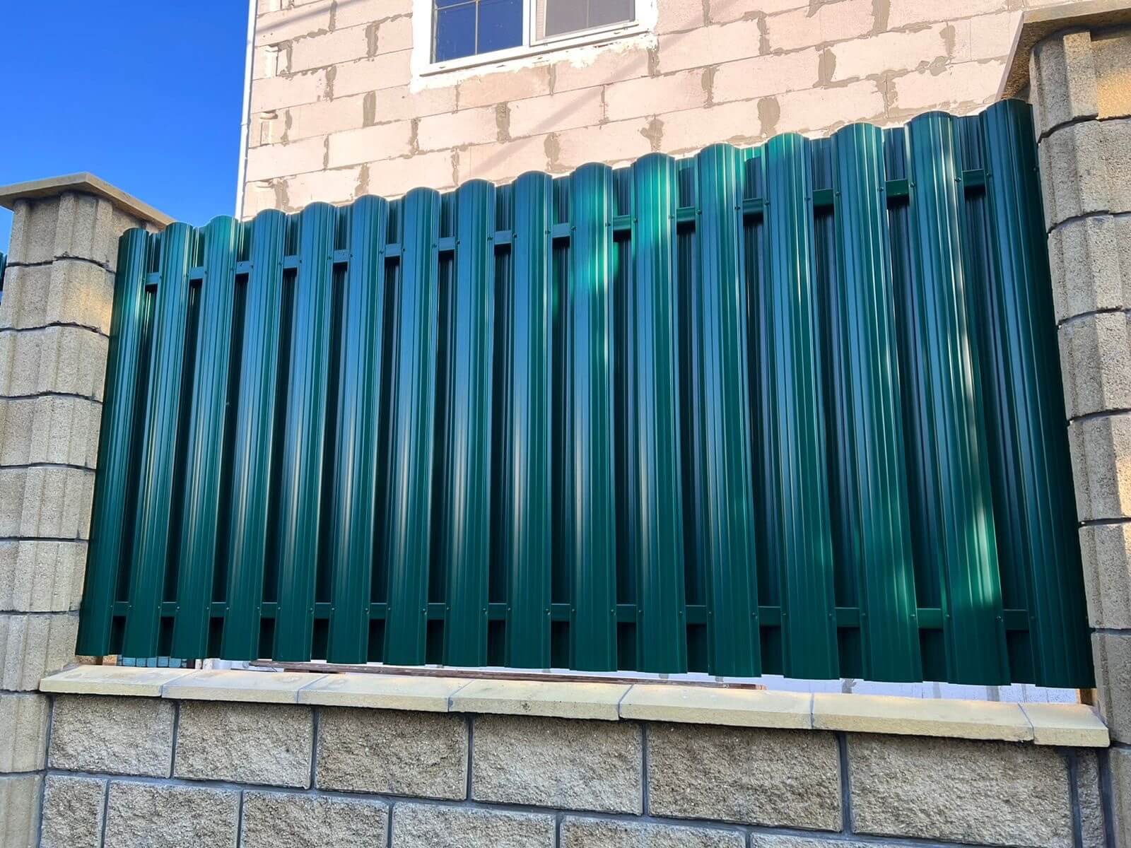 Забор из евроштакетника 22м RAL6005/6005 Зеленый Мох двусторонний фото 2 в Майкопе