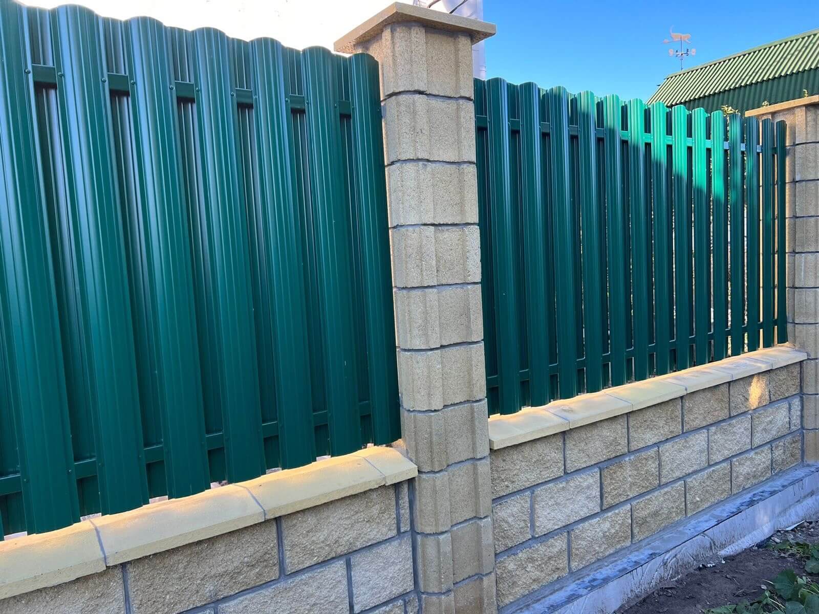 Забор из евроштакетника 22м RAL6005/6005 Зеленый Мох двусторонний фото 1 в Майкопе