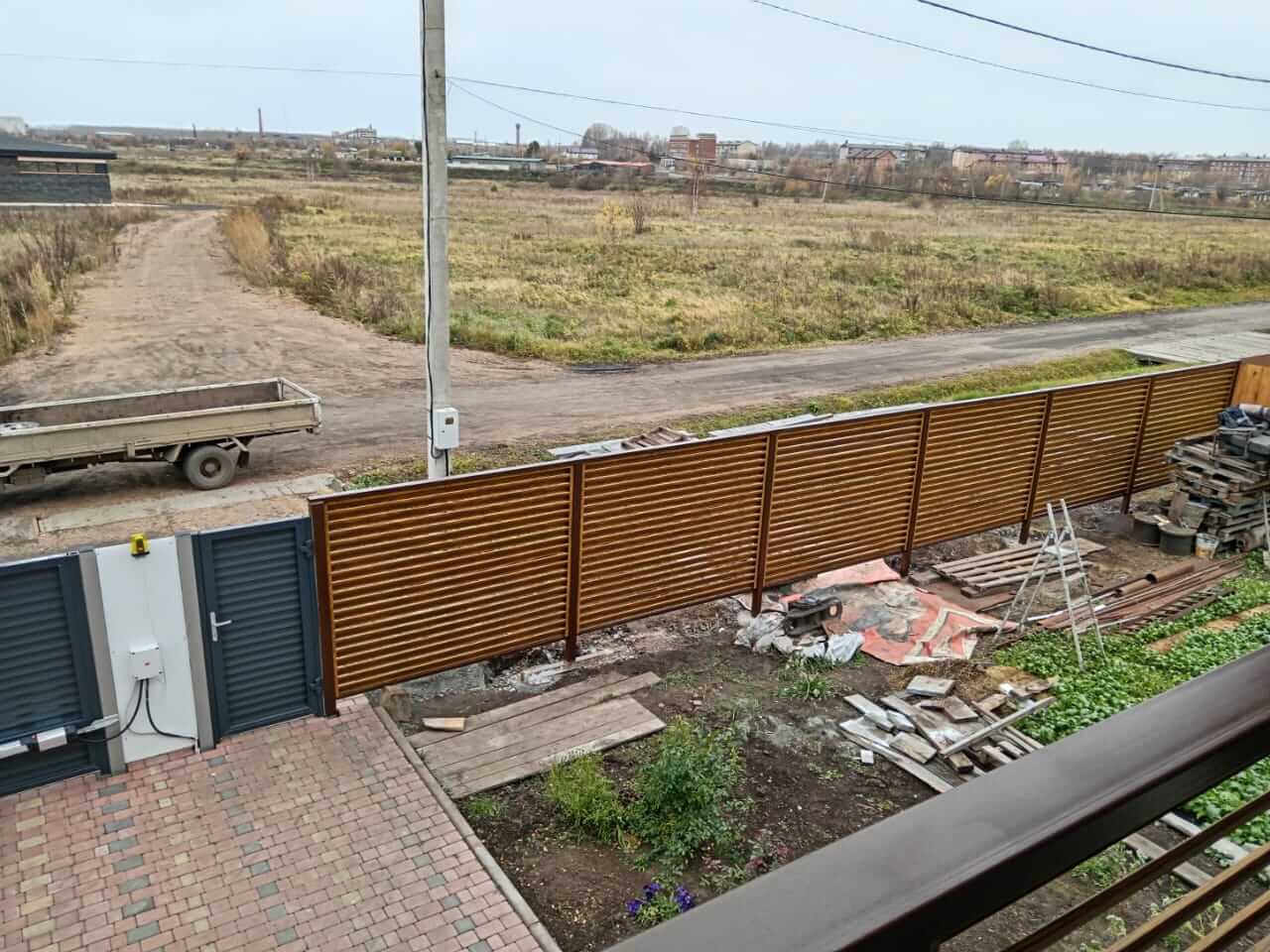 Забор-жалюзи 12м + балконное ограждение из ламелей Еврожалюзи Орех Миланский 3D Принтек фото 2 в Майкопе