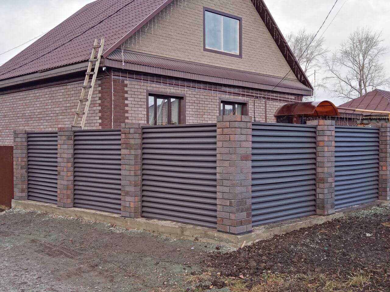 Забор-жалюзи из ламелей ЭКО-Z-US (усиленные) 30м RAL8019/8019 Темный Шоколад двусторонний МАТТЕ фото 3 в Майкопе