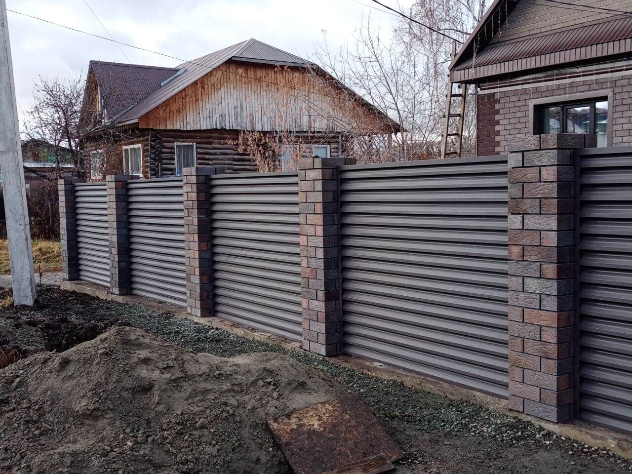 Забор-жалюзи из ламелей ЭКО-Z-US (усиленные) 30м RAL8019/8019 Темный Шоколад двусторонний МАТТЕ в Майкопе