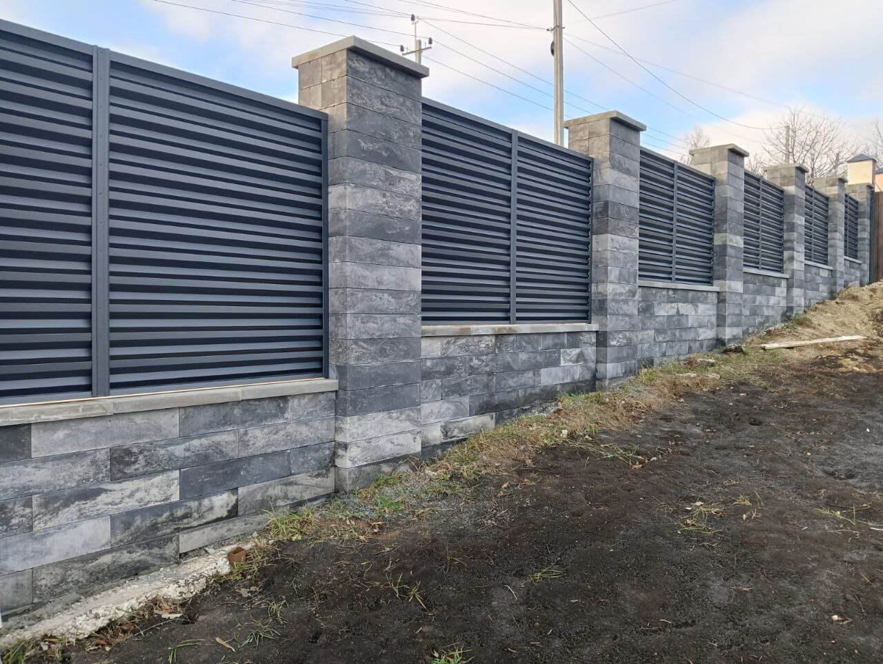 Забор-жалюзи из ламелей Елочка 72м RAL7024/7024 Серый Графит двусторонний МАТТЕ фото 4 в Майкопе
