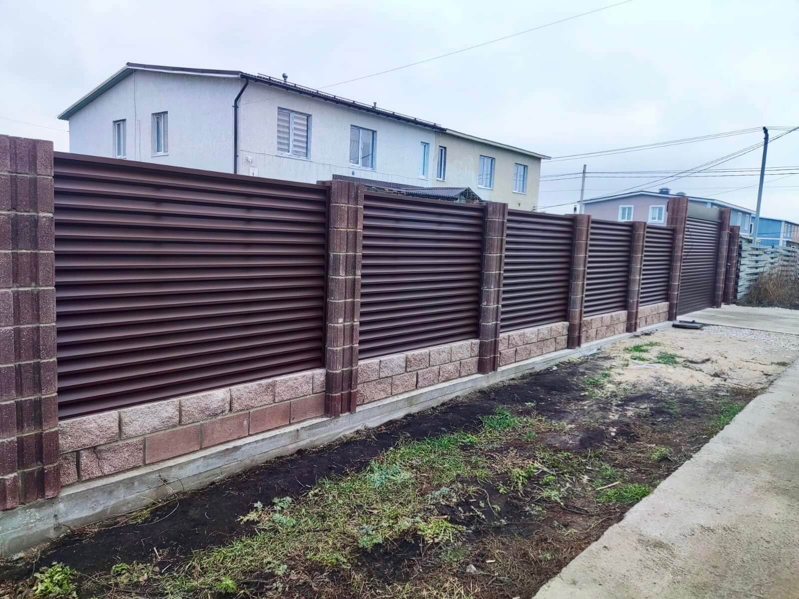 Забор-жалюзи из ламелей ЭКО-Z 13м RAL8019/8019 Темный Шоколад двусторонний МАТТЕ фото 1 в Майкопе