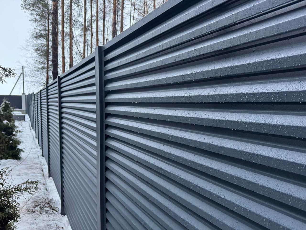 Забор-жалюзи из ламелей ЭКО-Z-US 54м RAL7024/7024 Серый Графит двусторонний МАТТЕ фото 2 в Майкопе