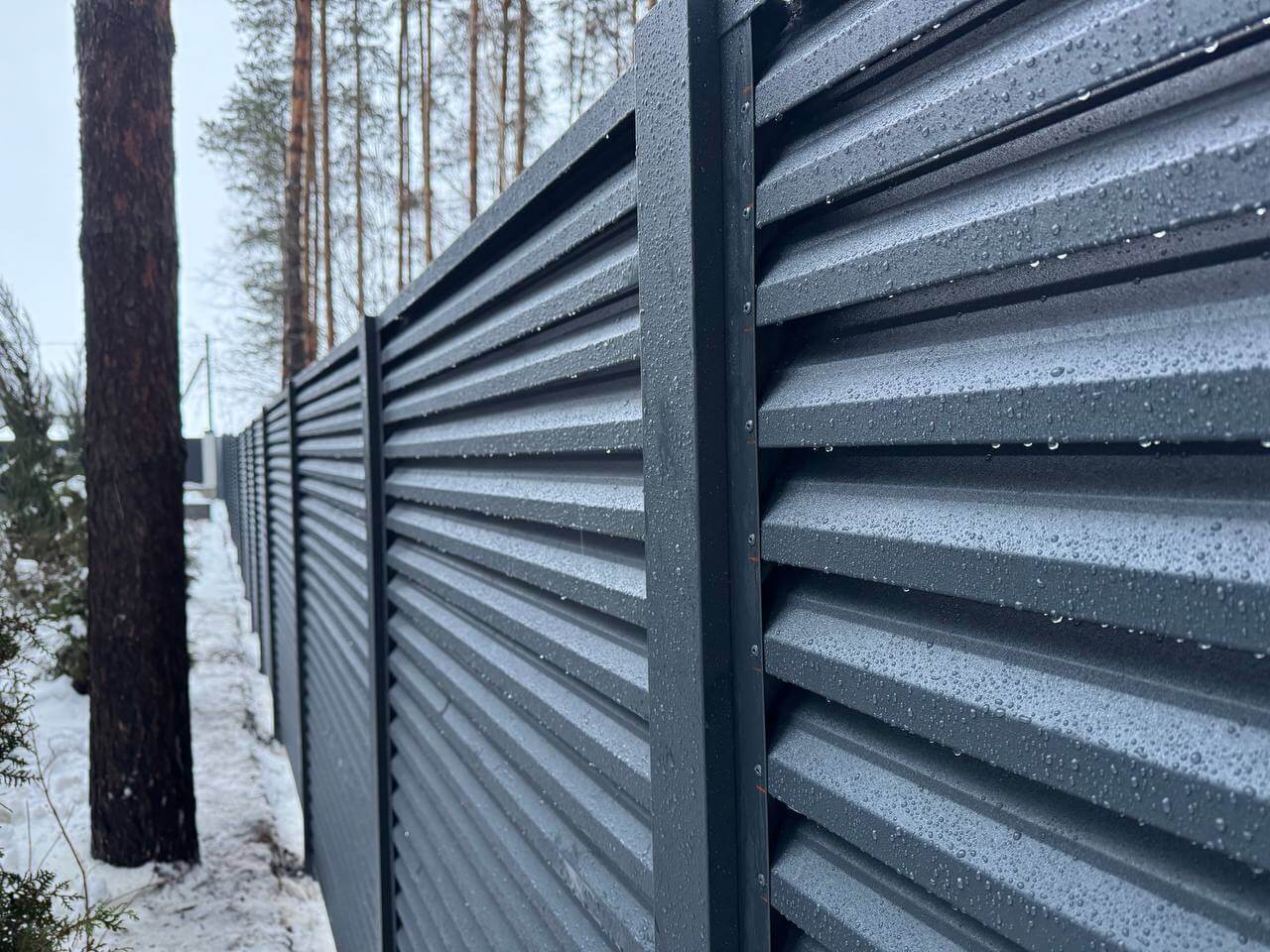 Забор-жалюзи из ламелей ЭКО-Z-US 54м RAL7024/7024 Серый Графит двусторонний МАТТЕ фото 1 в Майкопе