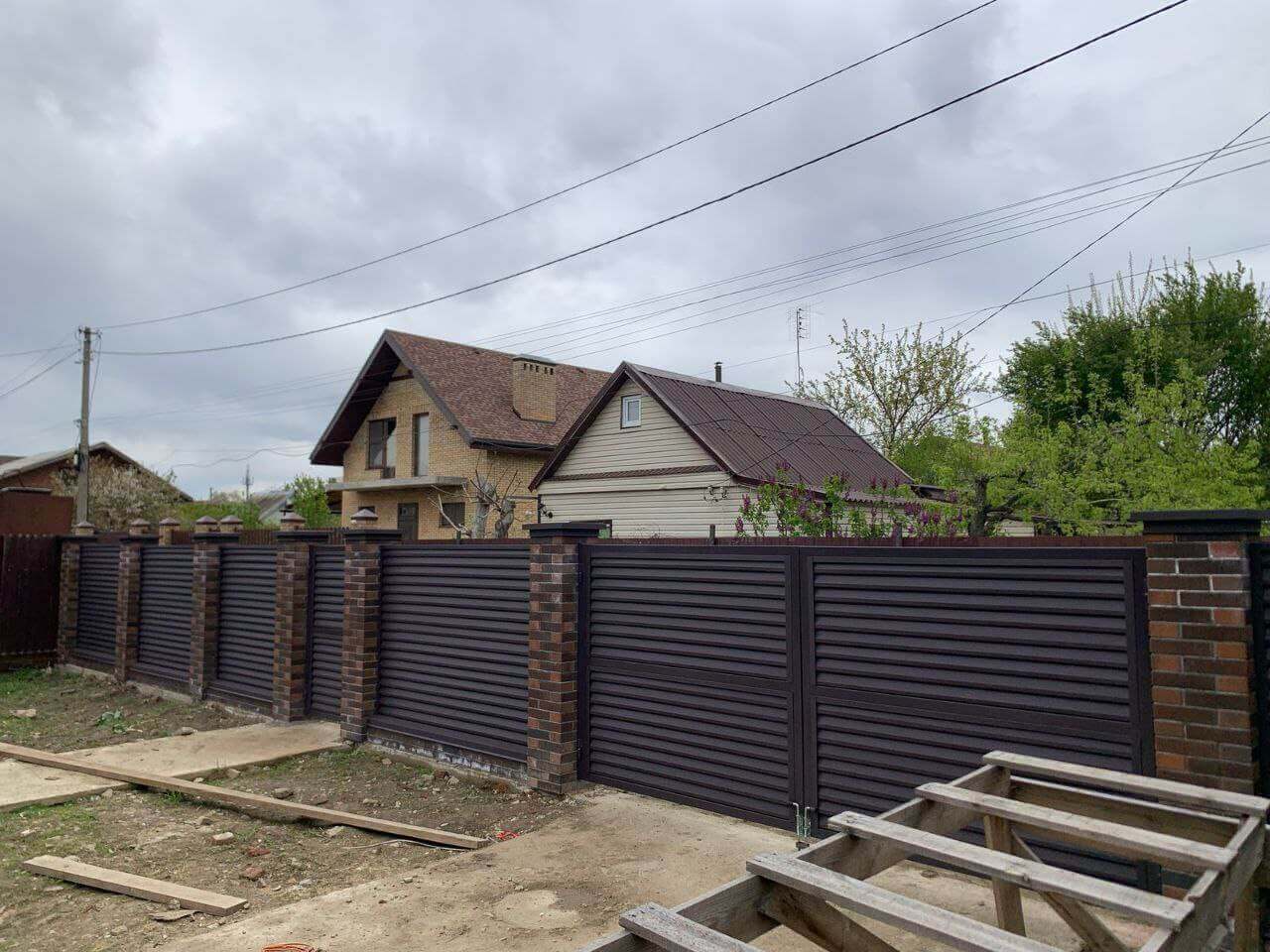 Забор-жалюзи из ламелей Реснички 24м RAL8019/8019 Темный Шоколад двусторонний МАТТЕ фото 2 в Майкопе
