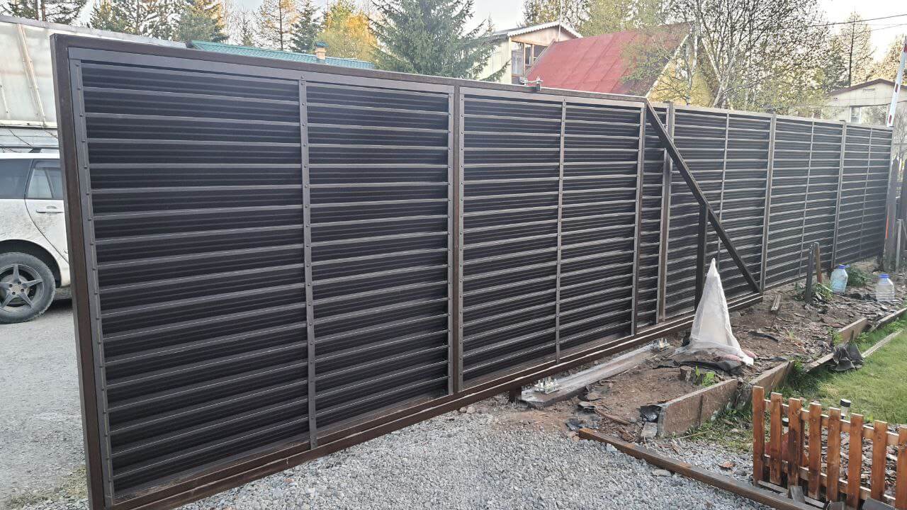 Забор-жалюзи из ламелей ЭКО-Z-US 12м RAL8019/8019 Темный Шоколад двусторонний МАТТЕ фото 1 в Майкопе