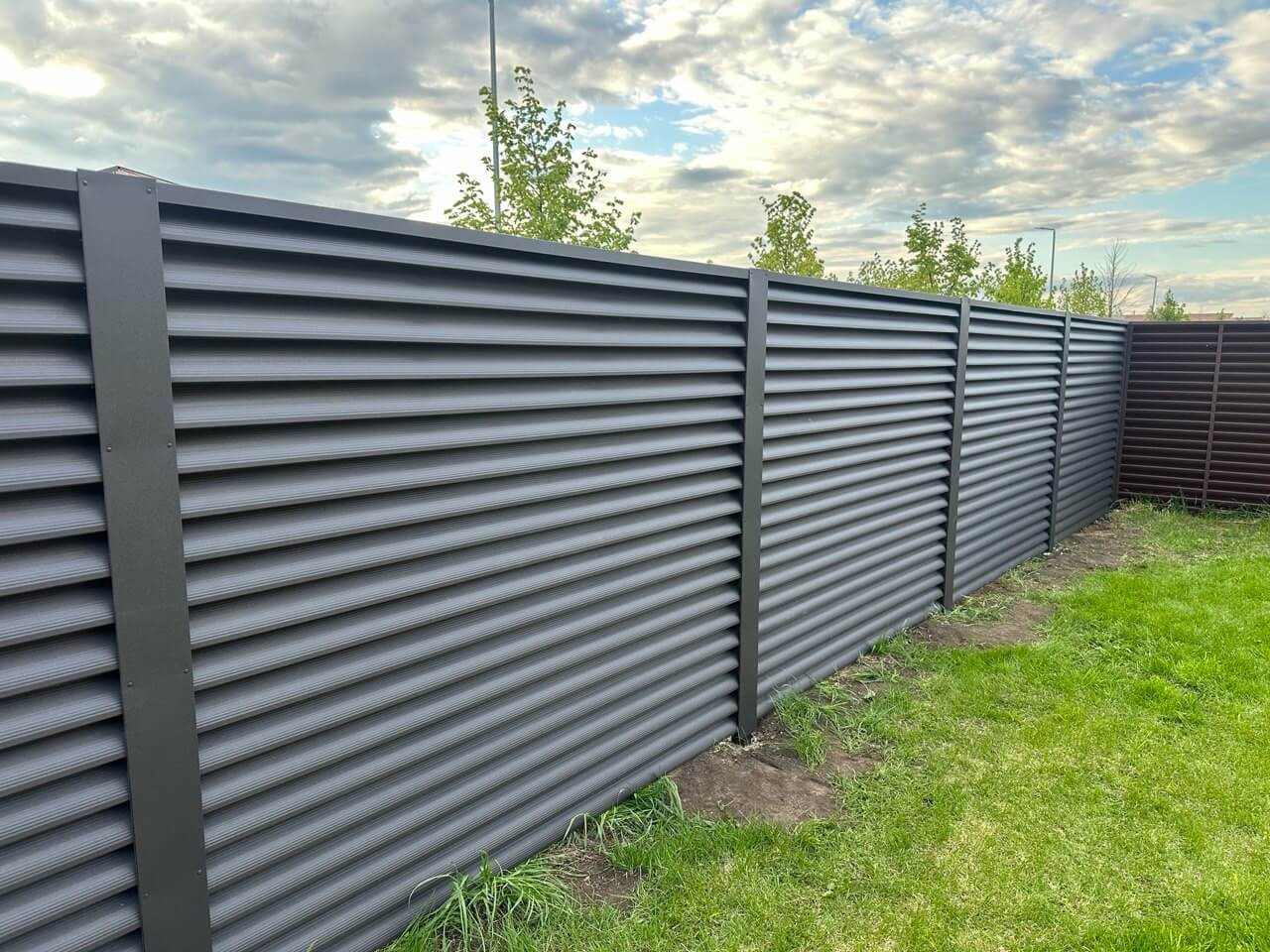 Забор из ламелей еврожалюзи 43м RAL8019/8019 Темный Шоколад двусторонний МАТТЕ фото 1 в Майкопе