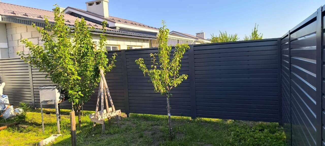 Забор-жалюзи из ламелей Хай-Тек 62м RAL7024/7024 Серый Графит двусторонний фото 4 в Майкопе