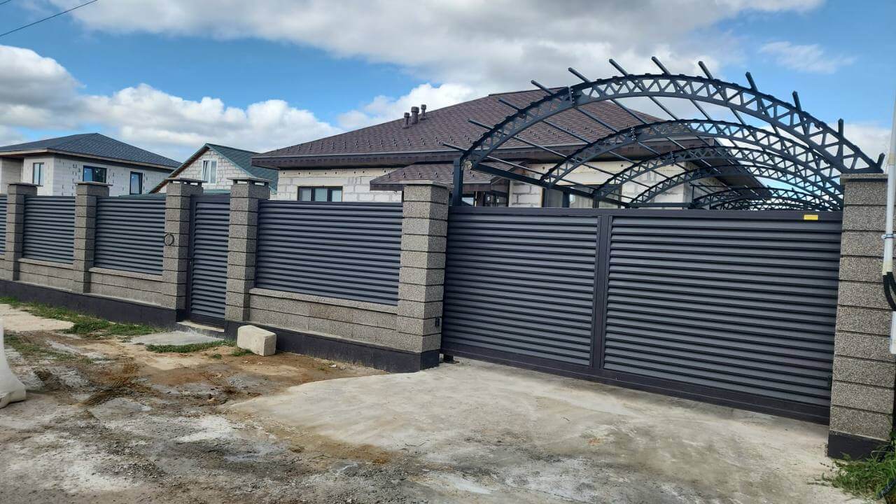 Забор-жалюзи из ламелей Реснички 27м RAL8019/8019 Темный Шоколад двусторонний МАТТЕ фото 2 в Майкопе