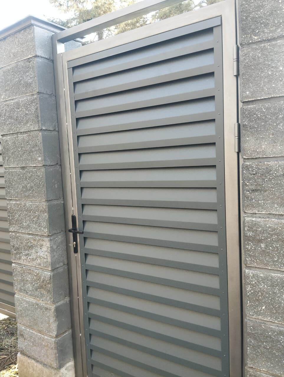 Откатные ворота с калиткой из ламелей Реснички RAL7024/7024 Серый Графит двусторонний МАТТЕ фото 2 в Майкопе