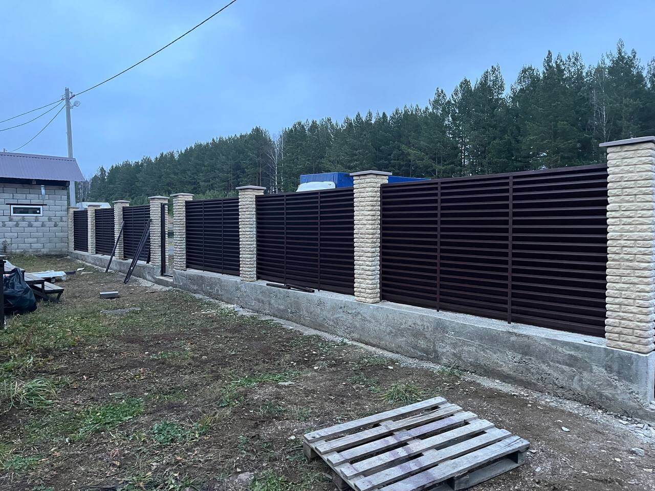 Забор-жалюзи из ламелей ЭКО-Z 18м RAL8017/8017 Шоколад двусторонний фото 3 в Майкопе