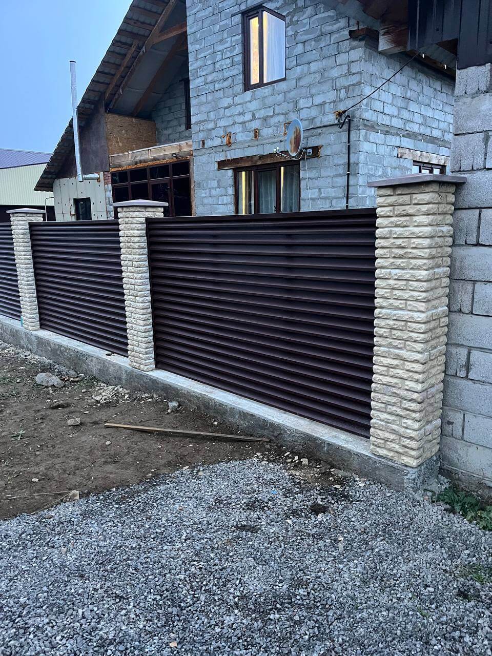 Забор-жалюзи из ламелей ЭКО-Z 18м RAL8017/8017 Шоколад двусторонний фото 2 в Майкопе