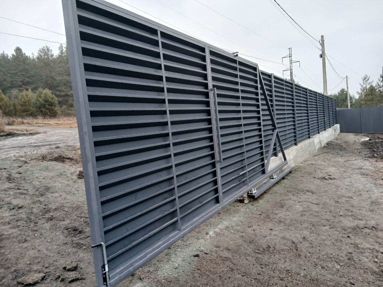Забор-жалюзи из ламелей Хай-Тек 37м RAL7024/7024 Серый Графит двусторонний МАТТЕ фото 7 в Майкопе